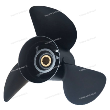 Винт Yamaha 14 5/8х16, трехлопастной, правого вращения.